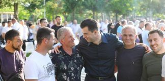 Si shpjegohet që populli del në shesh për dashnorët e “Për’puthen” dhe jo për Lulzim Bashën, meqë thotë se na vodhën zgjedhjet?