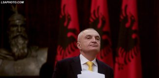 Kuvendi mblidhet ta shkarkojë, Ilir Meta thërret në Presidencë valltarë nga Dibra t’i dekorojë