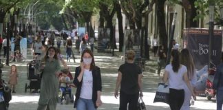 Masat anti-COVID/ Hyn në fuqi rregulli i ri, do të lejohen 50 persona në ambjentet e jashtme