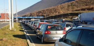 Kosovarët dynden në Shqipëri, fluks pushuesish në pikën kufitare të Morinës