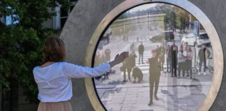 Në këtë qytet është ndërtuar një “portë virtuale”, përmes së cilës bëhet lidhja në kohë reale me njerëz në qytetet tjera
