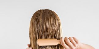 Ky është gabimi më i madh që bëni me flokët kur i keni të lagur