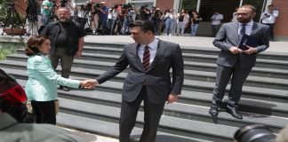 Mesazhi që përcolli përmes veshjes ambasadorja Kim gjatë takimit me Bashën dhe zyrtarin e lartë amerikan