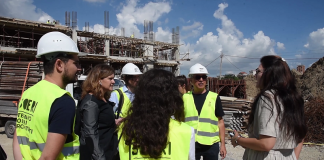“Do ketë të gjitha shërbimet për komunitetin”/ Arkitekti italian dhe nënkryetarja e Tiranës inspektojnë punimet në lagjen “5 Maji”