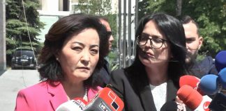 U shpall ‘Non Grata’/ Kim ultimatum Bashës: Në shtator në Parlament pa Berishën! Një parti s’mund të ‘hajë bar’ për hir të një deputeti! Të shkëputemi nga komunizmi