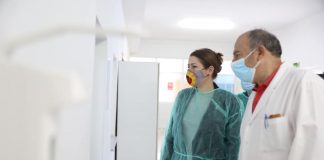 Manastirliu në QSUT, viziton familjen e dëmtuar rëndë nga shpërthimi në Velipojë