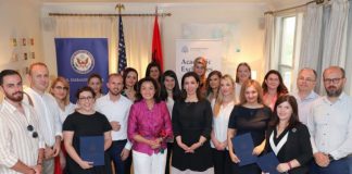 Yuri Kim dhe Evis Kushi japin certifikatat studentëve shqiptarë: Kontribuoni në fuqizimin e Shqipërisë