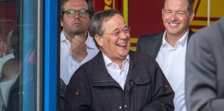 U filmua duke qeshur pas vizitës në zonat e përmbytura, kandidati për kancelar në Gjermani kërkon falje