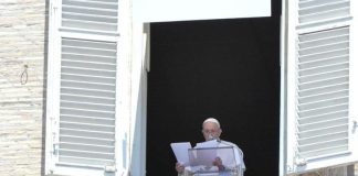 Papa Françesku mban meshën e së dielës pas operacionit, përshëndet besimtarët nga dritarja në Vatikan