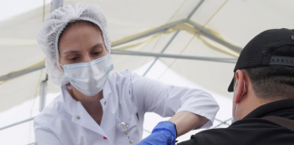 Rusia nis me dhënien e dozave përforcuese të vaksinave