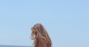 Ndjekësit kritikojnë ashpër Ledina Çelon për pozat me bikini: S’ka turp 50 vjeçe