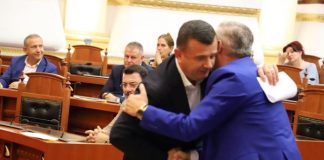 Lule për Gramoz Ruçin, ëmbëlsira dhe përqafime, çfarë nuk u pa në seancë