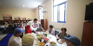 Veliaj vesh përparësen e kuqe, u shërben drekën e Bajramit të moshuarve