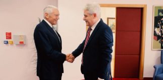 Ish-komandanti i lartë i NATO-s takon Ali Ahmetin: Jeni legjendë, më vjen mirë që takoj