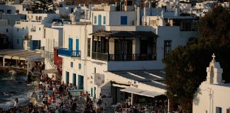 Ishulli i të pasurve një hap larg bllokimit për shkak të Deltas, autoritetet: Të pavaksinuarit luajnë me jetën