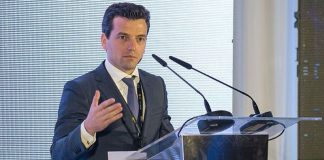 Agron Shehaj largohet nga Kuvendi Kombëtar i PD, refuzon të flasë pas fjalimit plot elozhe të Bashës