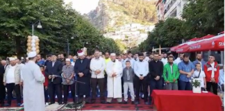 Kuban Bajrami/ Besimtarët mbushin sheshet e xhamitë në të gjithë vendin, falen për paqe dhe harmoni