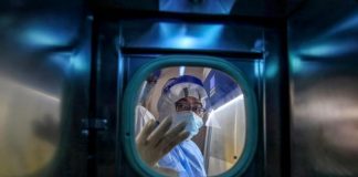 U infektua nga COVID-19, kryeministri i këtij shteti përfundon me urgjencë në spital