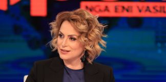 “Takimi ynë i parë”/ Pas lindjes, Eni Vasili publikon foton nga materniteti dhe emrat e binjakeve