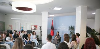 Menjëherë pas përfundimit të Maturës Shtetërore, Ministrja Kushi pret në MASR ata që shkëlqyen më shumë