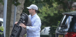 U kap duke puthur sekretaren/ Ish-ministri Matt Hancock largohet nga shtëpia, mbledh ‘plaçkat’, ja kush e përcjell