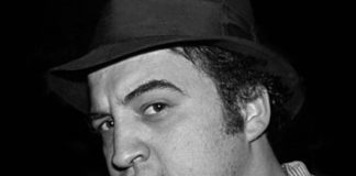 Kur John Belushi shkoi në Shtëpinë e Bardhë