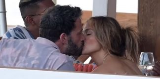 Jennifer Lopez dhe Ben Affleck shfaqen si dy adoleshentë, puthje dhe përqafime gjithë kohës (Foto)