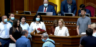 Deputetët e opozitës i ‘dhurojnë’ ministrit ukrainas të Mbrojtjes një palë këpucë grash me taka, ja arsyeja