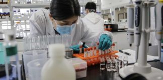 Kina prezanton vaksinën e përgatitur me shkencëtarët rusë