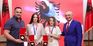 Shkëlqyen në Tokio / Meta dekoron me “Nderin e Kombit” xhudistet nga Kosova