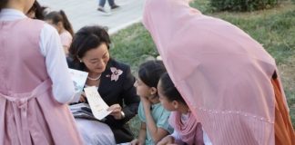 Yuri Kim viziton afganët në Shqipëri, vajza e vogël e emocionon me dhuratën simbolike