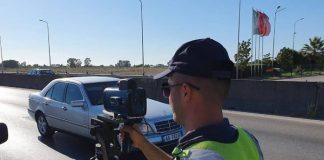 Me shpejtësi 161 km/h dhe me telefon në dorë/ Arrestohen 7 drejtues nga policia, pezullohen 39 patenta