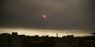Fenomeni i pazakontë prej zjarreve, dita bëhet natë në Greqi