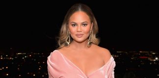 Chrissy Teigen publikon librin e fundit dhe bën një gjest prekës për të birin e ndjerë