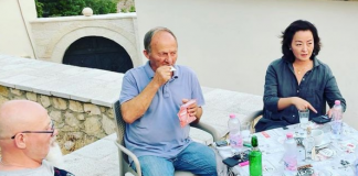 Ambasadorja Kim shkon në Vuno, ia shtron me uzo me banorët e fshatit