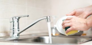 A e dini cila është lëvizja themelore që duhet të bëni pas larjes së enëve?