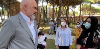 Kryeministri Edi Rama viziton 121 refugjatët afganë në Durrës, shpërndan lodra për fëmijët