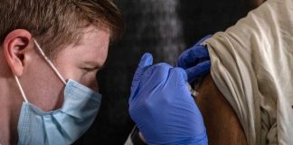 Zvicra i frikësohet kthimit të turistëve me COVID-19, gazeta Blick titull kryesor në shqip: Ju lutem vaksinohuni!