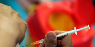 Vaksinim i detyrueshëm kundër COVID-19 për personelin e kujdesit shëndetësor në Francë