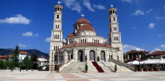 Vidhet Katedralja në Korçë, dy persona futen gjatë natës dhe zbrazin arkën