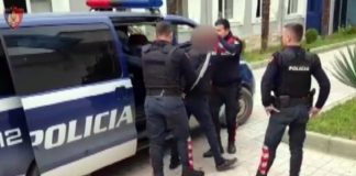 SPAK mësyn në zyrën Arsimore të Dibrës/ Arrestohet punonjësi i Këshillit të Qarkut, mori 1 mln lekë për…