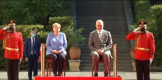 Angela Merkel kërkoi karrige gjatë këndimit të himnit në Pallatin e Brigadave! Zbulohet arsyeja