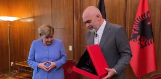 Rama nderon Merkel me medaljen ‘Ylli i Mirënjohjes Publike’, kancelarja: Ishte kënaqësi të bashkëpunoja me ju