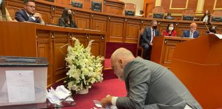 Ish deputeti socialist Shyqyri Duraku ironizon Salianjin pas skandalit të PD me grisjen e fletëve të votimit: Ky njeri (Rama) që mbledh letra ka fituar 5 herë zgjedhjet