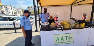 FOTO/ E moshuara e videos virale, sot i shet produktet e saj në Tregun e Lëvizshëm të Tiranës