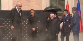 Ylli i Saimir Hoxhës vendoset në murin e Kujtesës, Rama: Shiu i rrëmbyer i thotë të gjitha, fëmijët s’do të jenë kurrë vetëm