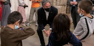 “Mirë se vini në Amerikë, emri im është Tony”, Blinken prezantohet me fëmijët afganë