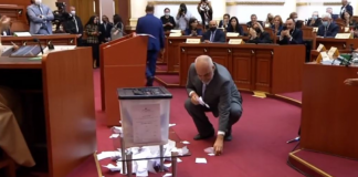 Demokratët grisin fletët e votimit, Rama i mbledh dhe i fut në qese, irritohet deputeti i PD