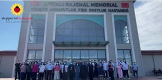 Mjekët turq dhe shqiptarë të Spitalit Rajonal Memorial të Fierit, apel qytetarëve të vaksinohen ndaj COVID-19