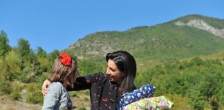 Denisa në shkollë me bashkëmoshatarët/ Ministrja Kushi e viziton në prag të fillimit të vitit të ri shkollor